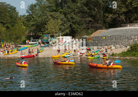 Les kayakistes sur la rivière, Ardèche, Rhône-Alpes, France, Europe. V.D. Photo Banque D'Images