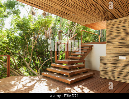 Un escalier en bois et le pont Banque D'Images