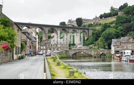 Paysage idyllique au port de Dinan, une ville de Bretagne, France. Il est situé à la Rance Banque D'Images