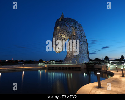 L'une des magnifiques sculptures de cheval Tête de Kelpies, conçu par Andy Scott. Une partie de l'hélice en projet Falkirk. Banque D'Images