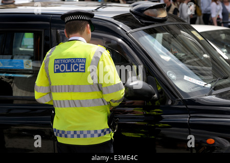 Londres, Angleterre, Royaume-Uni. Metrolpolitain policier en service lors d'une manifestation des chauffeurs de taxi dans le centre de Londres, le 11 juin, 2014 Banque D'Images