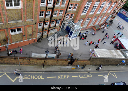 Les enfants qui arrivent à l'école primaire après des vacances d'été. Banque D'Images