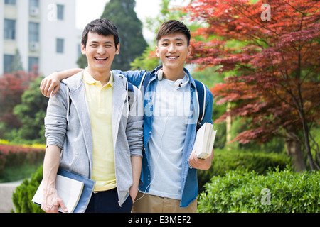 Happy college students on campus Banque D'Images