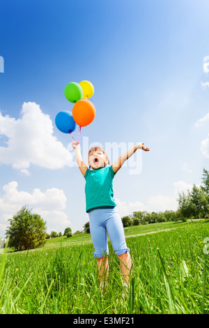 Petite fille avec les émotions et les ballons colorés Banque D'Images