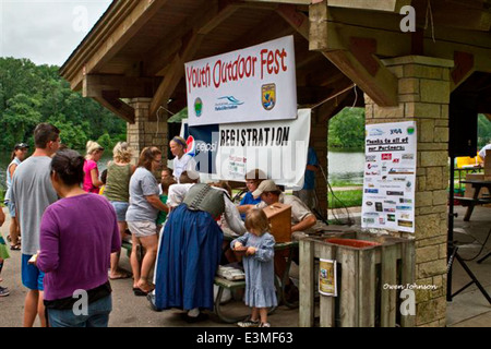 Une table d’inscription mise en place pour l’événement annuel organisé par le U.S. Fish and Wildlife Service (FWS) dans le Midwest, accueillant les étudiants et les jeunes participants. L'événement encourage les activités de plein air et l'apprentissage de la conservation et de la protection de la faune, en engageant les jeunes dans la gérance de l'environnement. Banque D'Images