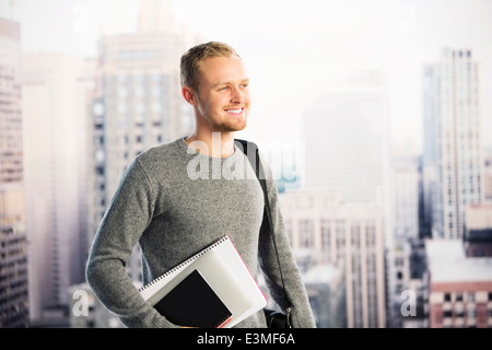 Smiling businessman in fenêtre urbaine Banque D'Images