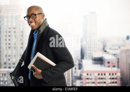 Portrait of businessman dans fenêtre urbaine Banque D'Images