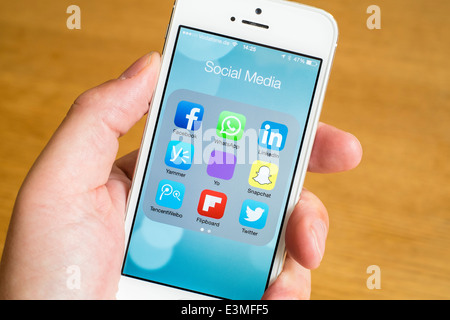 Détail de nombreux médias sociaux apps sur iPhone smart phone Banque D'Images