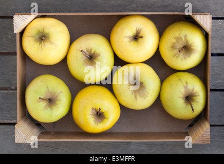 Boîte en bois de pommes Golden Delicious fraîches Banque D'Images