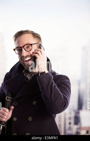 Happy businessman talking on cell phone Banque D'Images