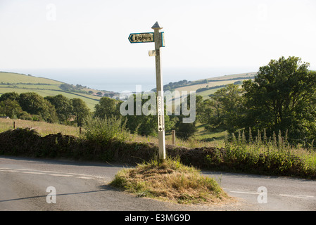 Panneau routier à l'étang vert dans la campagne au sud de l'Angleterre Devon Bigbury UK Banque D'Images