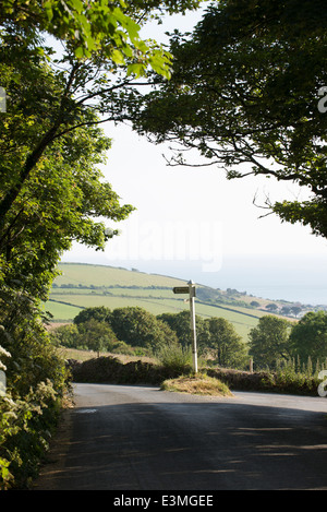 Panneau routier à l'étang vert dans la campagne au sud de l'Angleterre Devon Bigbury UK Banque D'Images