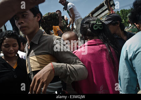 Poipet, Thaïlande et Cambodge. 20 mai, 2014. Environ 200 000 travailleurs migrants en provenance du Cambodge ont fui la Thaïlande au cours de la semaine dernière, les rumeurs de violente répression des travailleurs illégaux dans le pays. La Thaïlande, la junte militaire a déclaré qu'il les restrictions à l'emploi des migrants afin d'empêcher les travailleurs clandestins, le travail forcé et la traite des êtres humains. Les travailleurs migrants cambodgiens sont une composante clé de la force de travail dans la région de Thai industries y compris la construction, la pêche et l'agriculture. © George Nickels/NurPhoto ZUMAPRESS.com/Alamy/Live News Banque D'Images