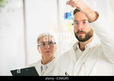 Les scientifiques examinant liquid Banque D'Images