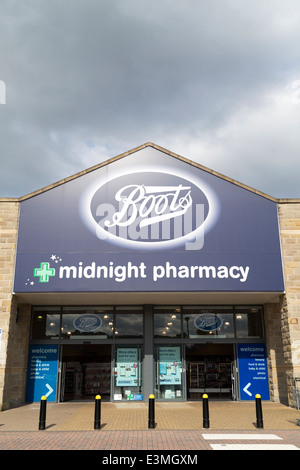 UK, Huddersfield, the Great Northern Retail Park, 'Boots' façade de magasin. Banque D'Images