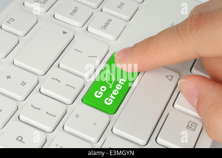 Poussant la main sur clavier bouton vert Banque D'Images