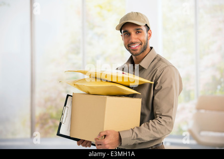 Portrait of smiling deliveryman Banque D'Images