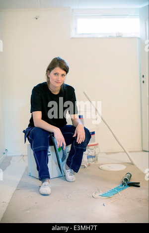 Full Length portrait of confident female carpenter at site Banque D'Images