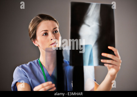 Nurse examining x-rays Banque D'Images