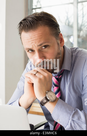 Portrait of Mid adult businessman in office Banque D'Images