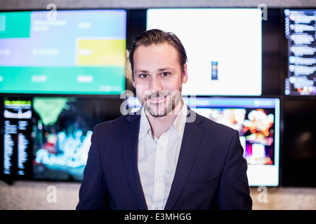 Portrait of Mid adult businessman smiling in office Banque D'Images