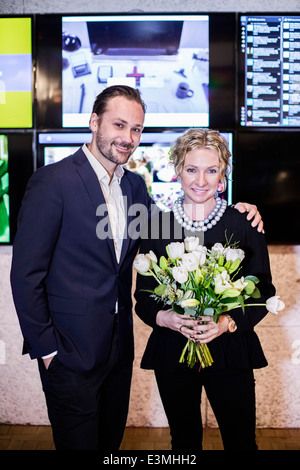 Portrait of businessman avec bras autour de collègue holding bouquet in office Banque D'Images