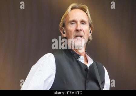 Kiel, Allemagne. 24ème Juin, 2014. La bande de Mike et la mécanique avec Mike Rutherford de Genesis est également l'exécution de crédit : Björn Deutschmann/Alamy Live News Banque D'Images