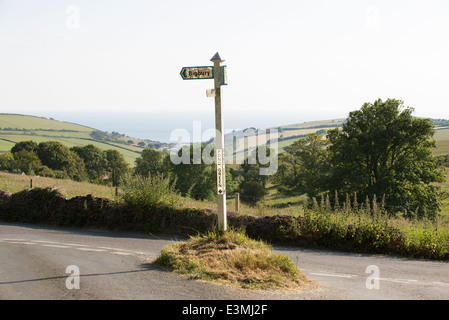 Panneau routier à l'étang vert dans la campagne au sud de l'Angleterre Devon Bigbury UK Banque D'Images