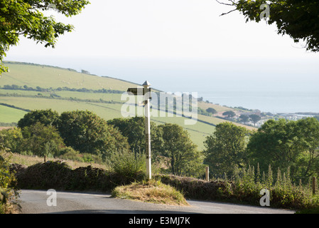 Panneau routier à l'étang vert dans la campagne au sud de l'Angleterre Devon Bigbury UK Banque D'Images