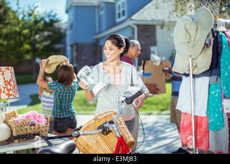 Woman with yard sale Banque D'Images