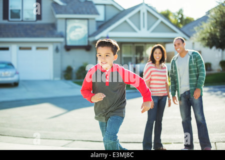 Boy running outdoors Banque D'Images