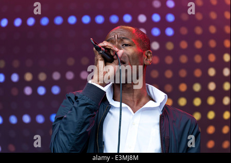 Mike et la mécanique en direct sur la Semaine de Kiel, le 24 juin 2014 ; Andrew Roachford chant Banque D'Images