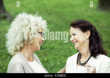 Happy senior woman conversing in park Banque D'Images