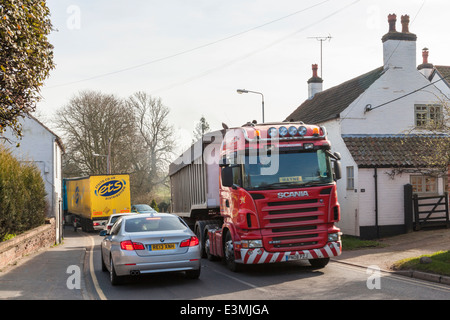 La congestion du trafic poids lourds avec les camions et voitures qui passent à proximité de maisons dans le village rural de Rempstone, Lancashire, England, UK Banque D'Images