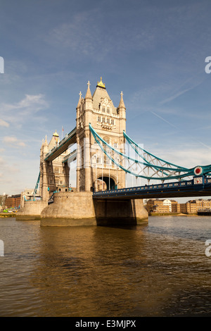 Prise grand angle vertical de Tower Bridge et de la Tamise Banque D'Images