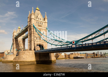 Prise grand angle horizontal de Tower Bridge et de la Tamise Banque D'Images