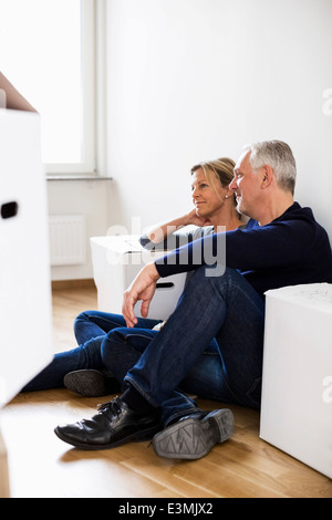 Couple mature après avoir emménagé dans leur nouvelle maison Banque D'Images