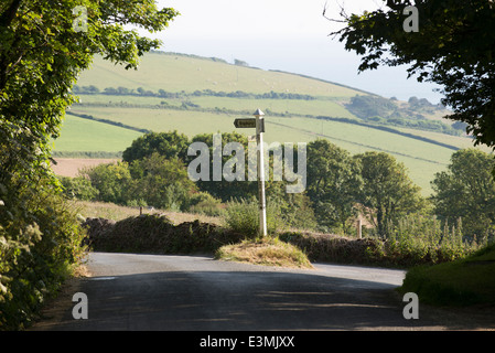 Panneau routier à l'étang vert dans la campagne au sud de l'Angleterre Devon Bigbury UK Banque D'Images