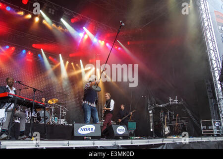 Kiel, Allemagne. 24ème Juin, 2014. La bande de Mike et la mécanique avec Mike Rutherford de Genesis est également l'exécution de crédit : Björn Deutschmann/Alamy Live News Banque D'Images