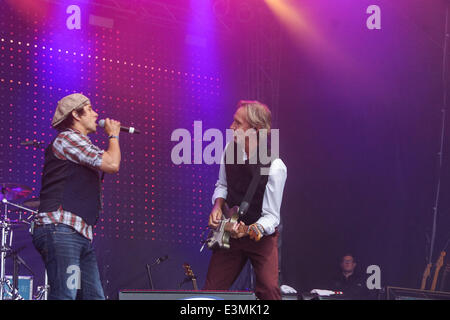 Kiel, Allemagne. 24ème Juin, 2014. La bande de Mike et la mécanique avec Mike Rutherford de Genesis est également l'exécution de crédit : Björn Deutschmann/Alamy Live News Banque D'Images