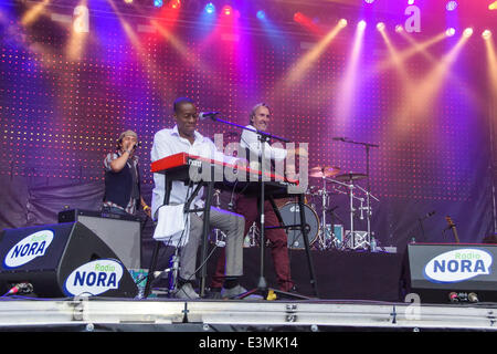 Kiel, Allemagne. 24ème Juin, 2014. La bande de Mike et la mécanique avec Mike Rutherford de Genesis est également l'exécution de crédit : Björn Deutschmann/Alamy Live News Banque D'Images