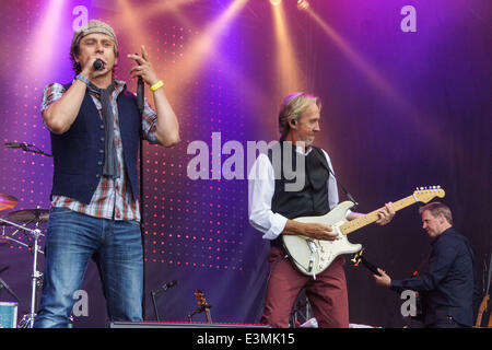 Kiel, Allemagne. 24ème Juin, 2014. La bande de Mike et la mécanique avec Mike Rutherford de Genesis est également l'exécution de crédit : Björn Deutschmann/Alamy Live News Banque D'Images