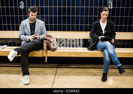 Longueur totale de personnes utilisant des technologies sur l'audience à subway station Banque D'Images