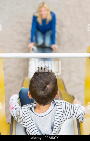 Portrait of boy glisser vers la mère à la jeux pour enfants Banque D'Images