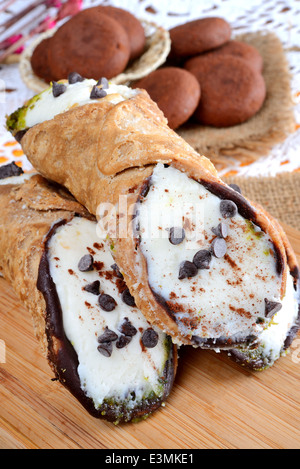 Très doux cannoli siciliani rempli par le ricotta et le sucre à l'aide de pistaches et de pastilles de chocolat Banque D'Images