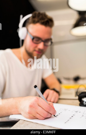 Jeune couple livre en creative office Banque D'Images