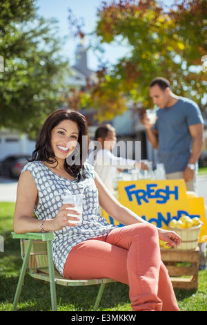 Portrait of smiling woman at lemonade stand Banque D'Images