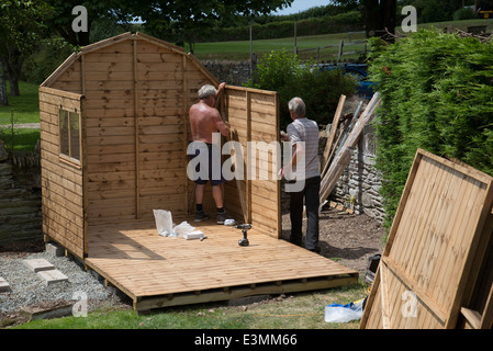 L'érection d'un nouvel abri de jardin en bois Banque D'Images