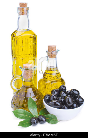 Bouteilles d'huile d'olive et olives noires avec des feuilles isolées sur fond blanc