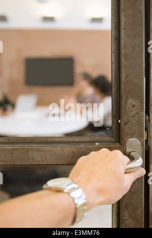 La main de femme d'ouverture de poignée de porte creative office Banque D'Images